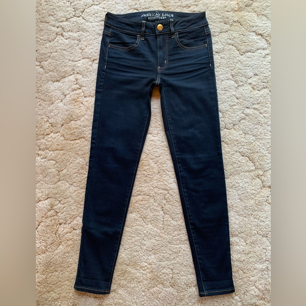 EUC AMERICAN EAGLE SUPER STRETCH DARK WASH JEGGING JEANS IN SIZE 2S